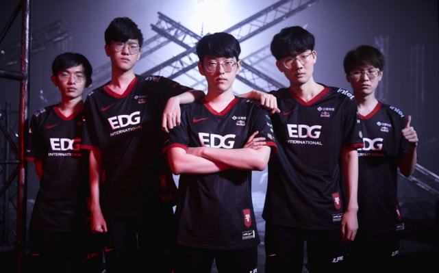 而且表现出 而且表现出