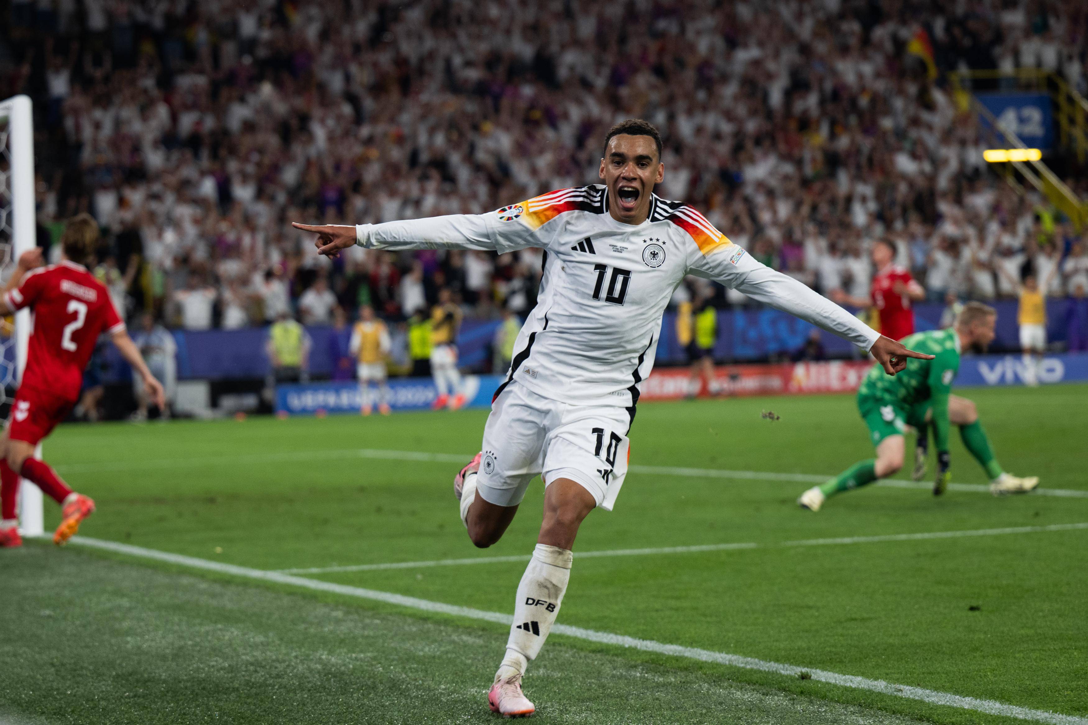 少年比肩甚 少年比肩甚