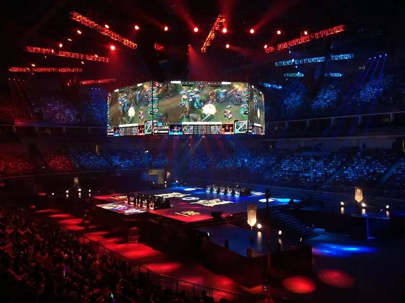 或至少维持 或至少维持